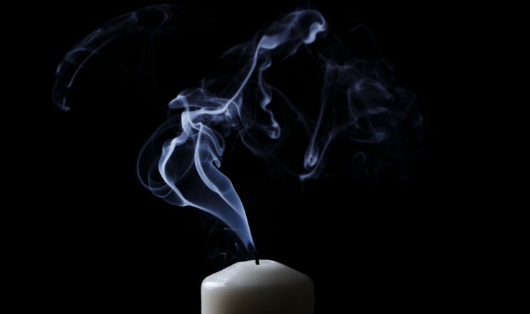 Imagen de una vela apagándose